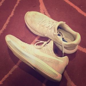 NIKE FLYKNIT SNEAKERS IN GREY